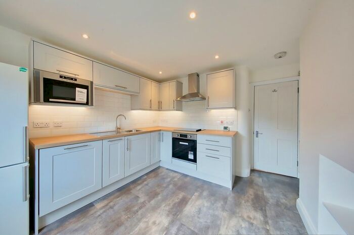 3 Bedroom Maisonette To Rent In New Kings Road, London, SW6