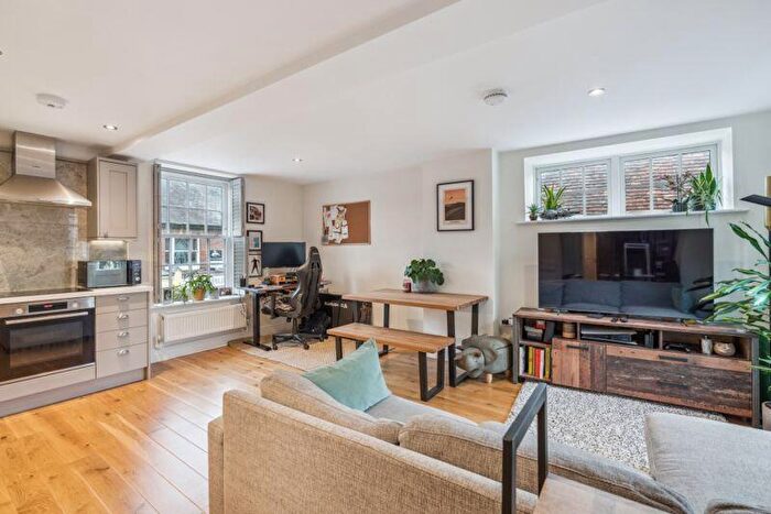1 Bedroom Flat For Sale In High Street, Great Missenden, HP16