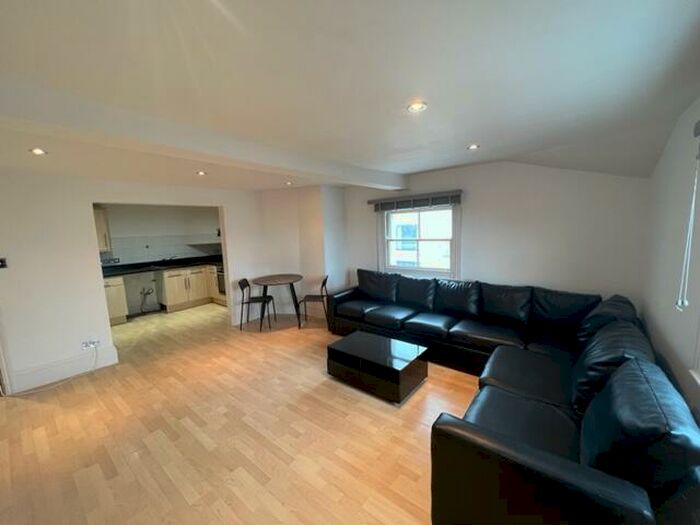 3 Bedroom Apartment To Rent In Canute Castle, Royal Crescent Road, Southampton., SO14
