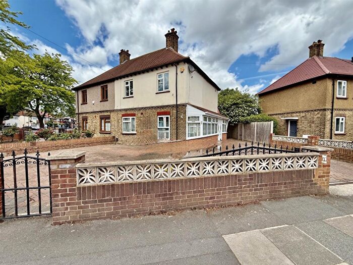 4 Bedroom Semi-Detached House For Sale In Carlyle Avenue, Southall, UB1