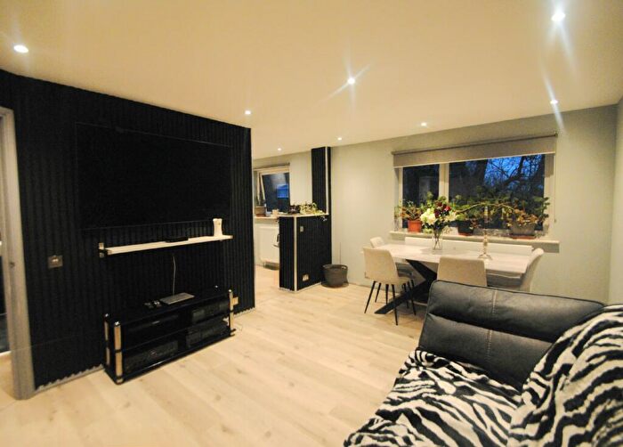 2 Bedroom Flat For Sale In Queen Mary Avenue, Tilbury, RM18