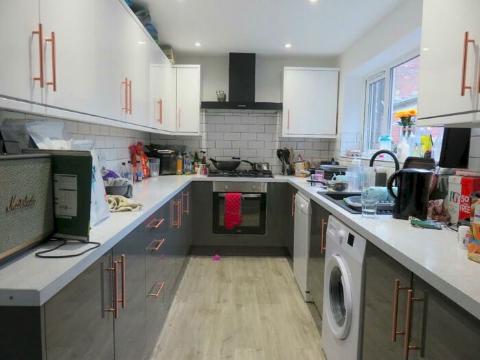 6 Bedroom Semi-Detached House To Rent In Rothesay Avenue, Nottingham, NG7