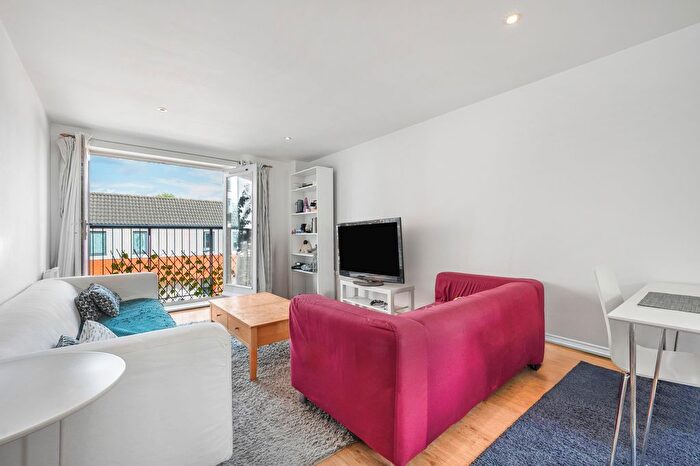 2 Bedroom Flat To Rent In Tredegar Road, Bow, E3