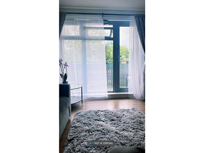 2 Bedroom Flat To Rent In Ira Court, London, SE27