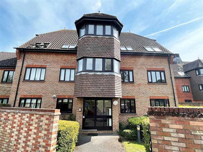 2 Bedroom Apartment For Sale In Fawkner Close, Chelmer Village, Chelmsford, CM2
