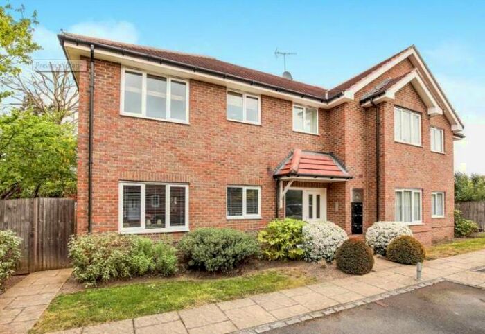 2 Bedroom Flat To Rent In Oak House, New Haw, KT15