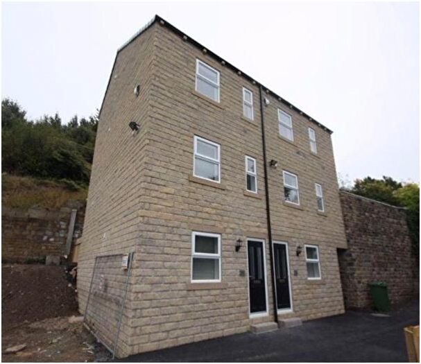 4 Bedroom Semi-Detached House To Rent In Kilner Bank, Huddersfield, HD5