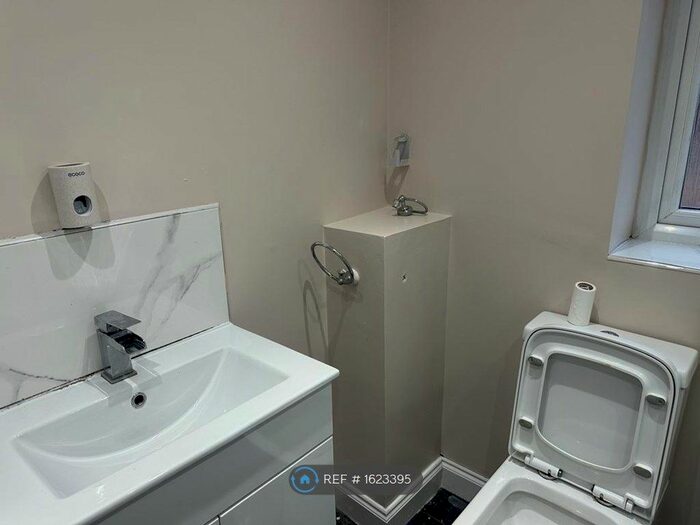 4 Bedroom Semi-Detached House To Rent In Williams Barrows Way, Tipton, DY4