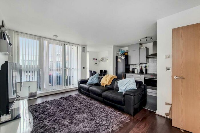 2 Bedroom Flat To Rent In Richmond Road, London Fields, London, E8