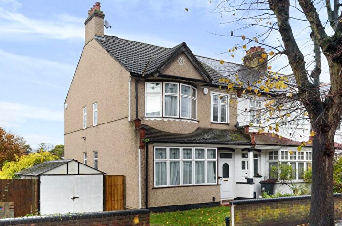 3 Bedroom End Of Terrace House For Sale In Palace View, Bromley, Kent, BR1