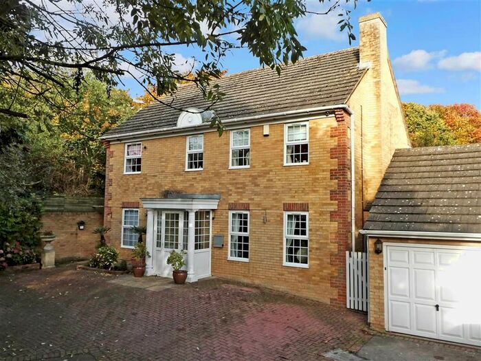 4 Bedroom Detached House For Sale In Clarendon Drive, Strood, Rochester