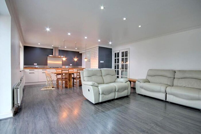 4 Bedroom Detached House To Rent In Flandrian Close, Enfield, EN3