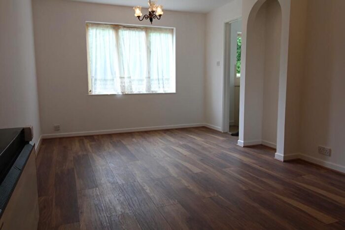 2 Bedroom Flat To Rent In Maltby Drive, Enfiled, EN1