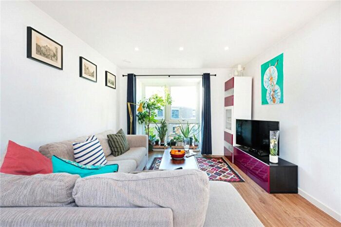 2 Bedroom Apartment To Rent In Loxford Gardens, London, N5