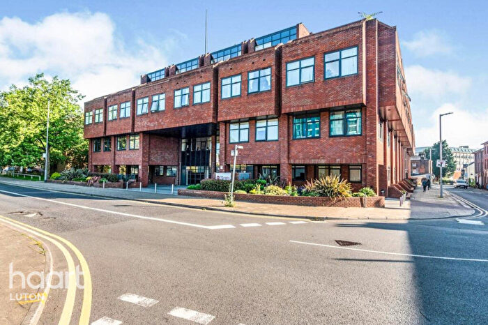 Studio To Rent In Flowers Way, Luton, LU1