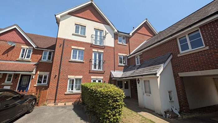 2 Bedroom Flat For Sale In Royal Drive, Bordon, Hampshire, GU35