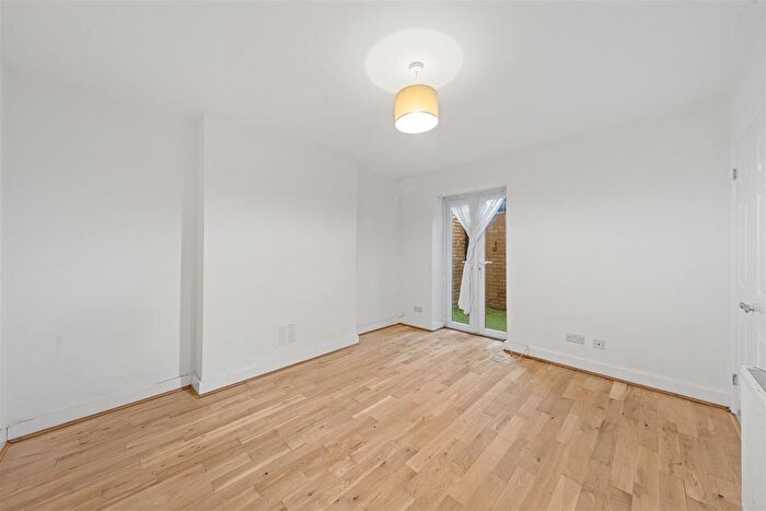 2 Bedroom Flat To Rent In Coningham Road, London, W12