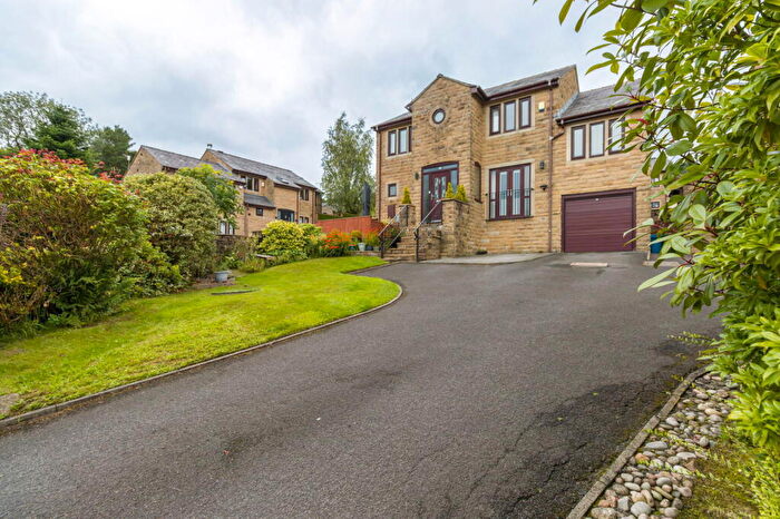 4 Bedroom Detached House For Sale In Treetops Close, Dobcross, Saddleworth, OL3