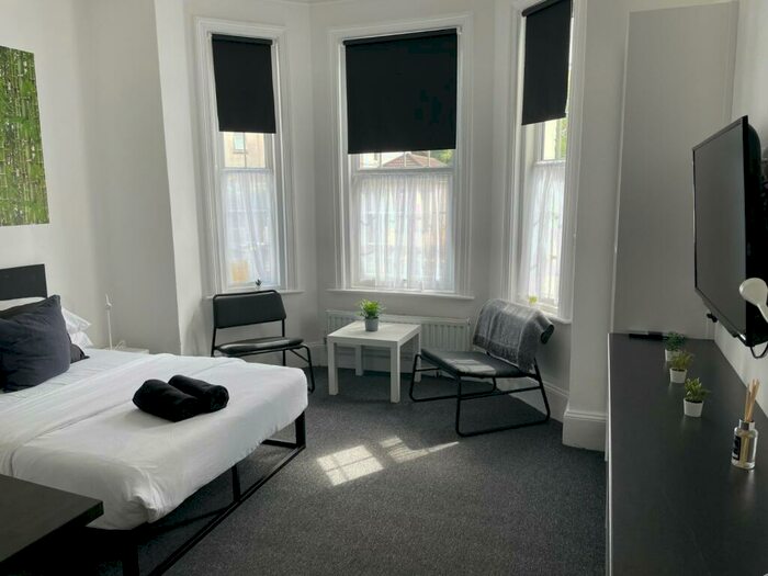 1 Bedroom Flat To Rent In Rooms Available- Southcote Road -, BH1