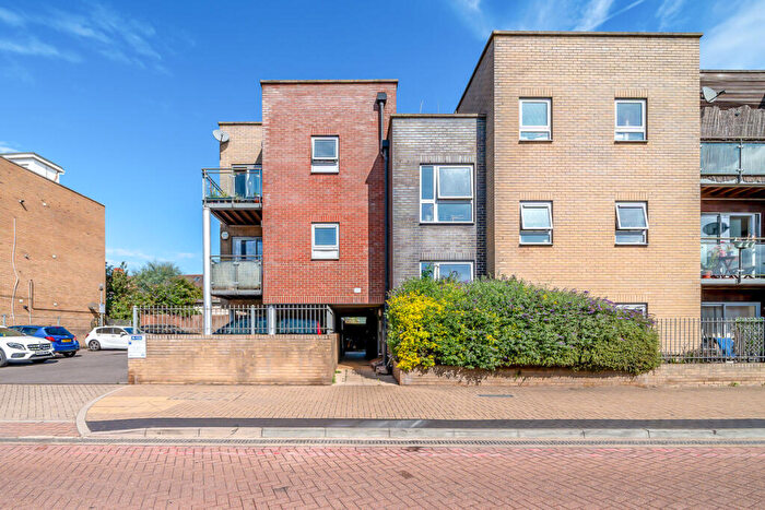 2 Bedroom Flat For Sale In Newham Way, London, E6