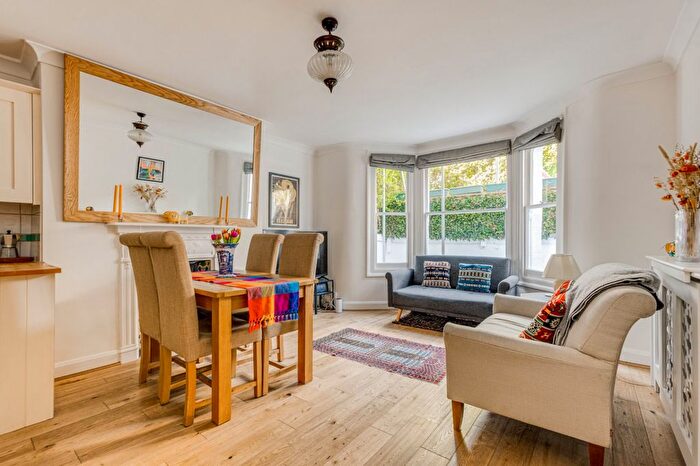 2 Bedroom Flat For Sale In Cardigan Road, Richmond, TW10