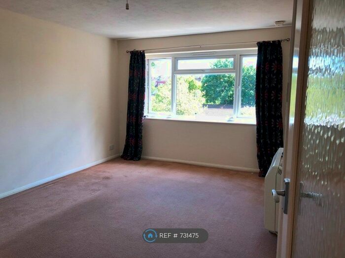 1 Bedroom Flat To Rent In Queens Court, Beckenham, BR3