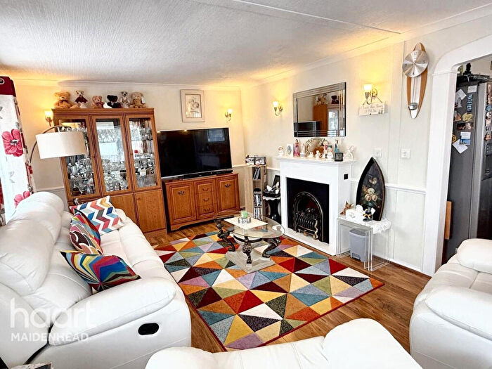 2 Bedroom Park Home For Sale In The Paddock Lakeview, Maidenhead, SL4