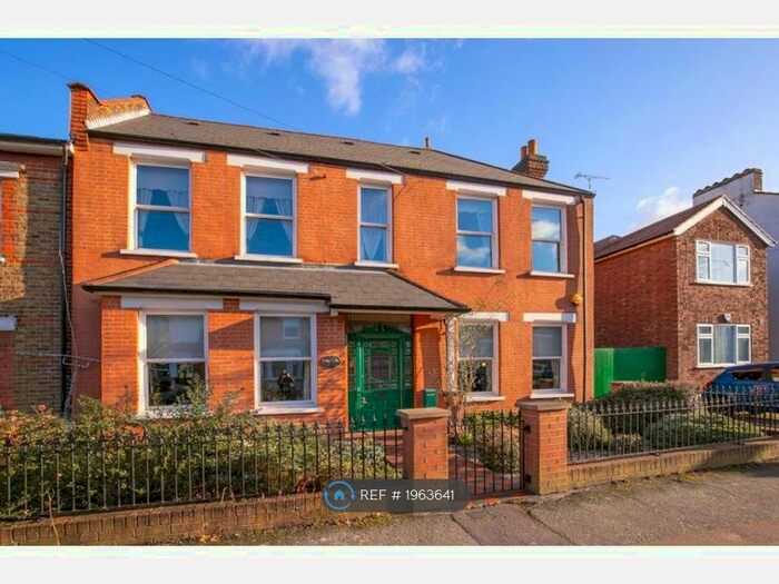 3 Bedroom Semi-Detached House To Rent In Stanley Road, London, E18