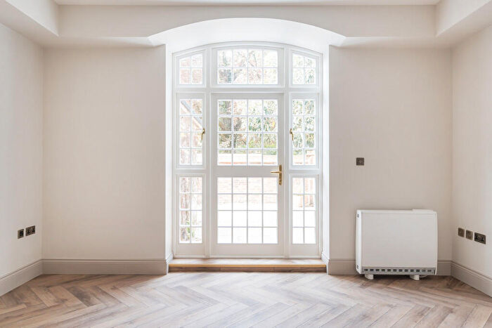 2 Bedroom Apartment To Rent In South Street, Farnham, GU9