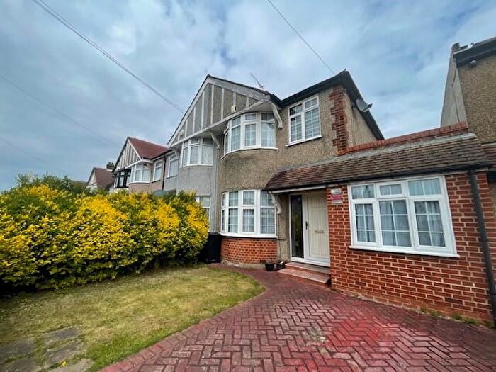 3 Bedroom End Of Terrace House For Sale In Clifford Avenue, Ilford, London, IG5