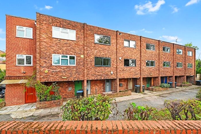 Studio To Rent In Willesden Green, London, NW2