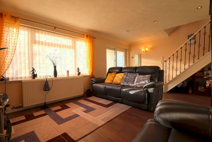 3 Bedroom Semi-Detached House For Sale In Ilford Close, Stopsley, Luton, Bedfordshire, LU2