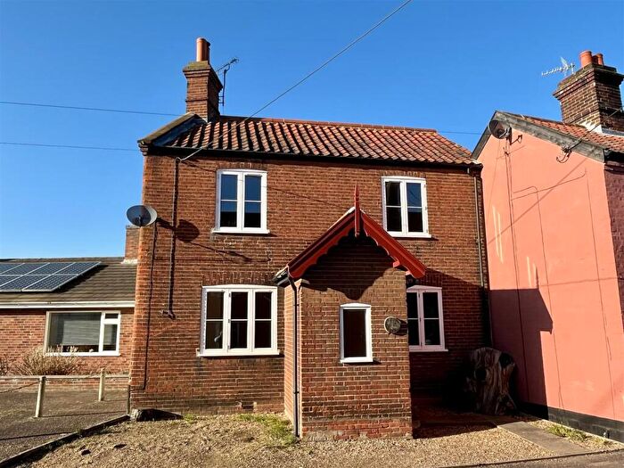3 Bedroom Semi-Detached House For Sale In The Street, Earsham, NR35