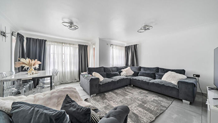 2 Bedroom Flat For Sale In Allder Way, CR2
