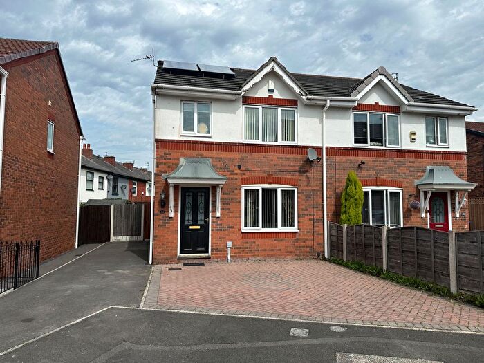 3 Bedroom Semi-detached House For Sale In North Way, Hyde, SK14