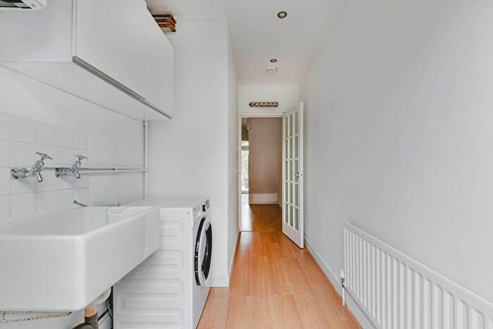 5 Bedroom Town House To Rent In Howards Lane, Putney, London, SW15
