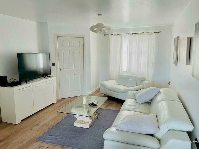 3 Bedroom Semi-Detached House To Rent In Borrowdale Crescent, LS12