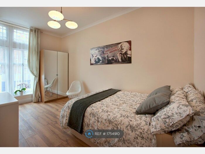 2 Bedroom Flat To Rent In Rye Lane, London, SE15