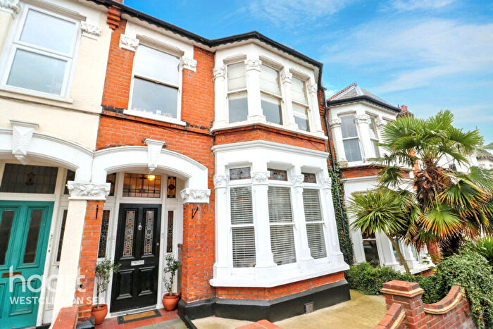 2 Bedroom Flat For Sale In Westcliff Avenue, Westcliff-On-Sea, SS0