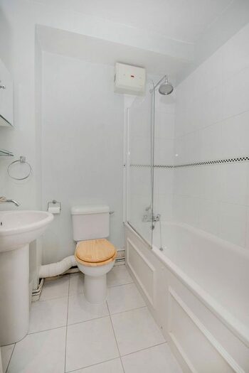 1 Bedroom Flat To Rent In Peel Street, Hillgate Village, London, W8