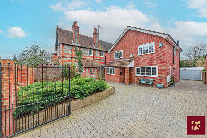 4 Bedroom Detached House For Sale In Forest Road, Crowthorne, Berkshire, RG45