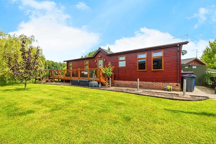2 Bedroom Lodge For Sale In Woodcock Lane, Lincoln, LN1