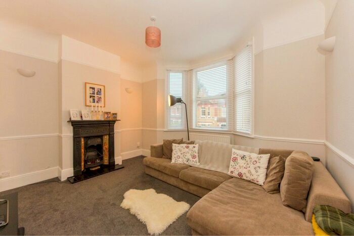 3 Bedroom Flat To Rent In Manor Road, Beckenham, BR3