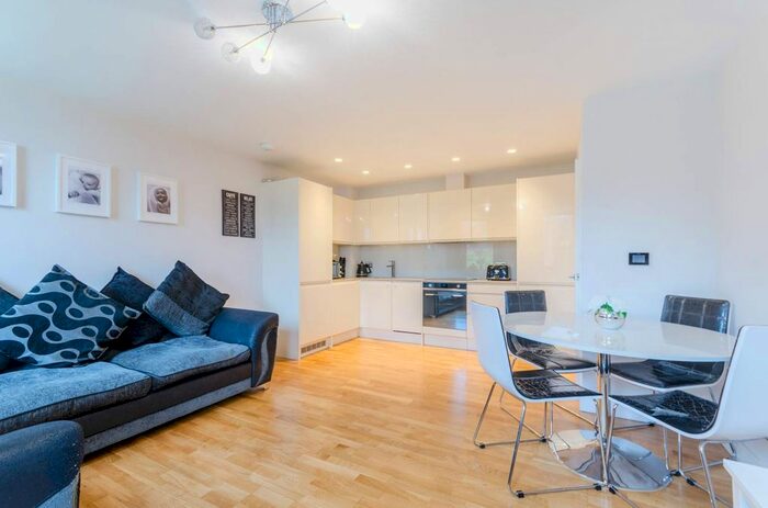 2 Bedroom Flat To Rent In High Street, Sutton, SM1