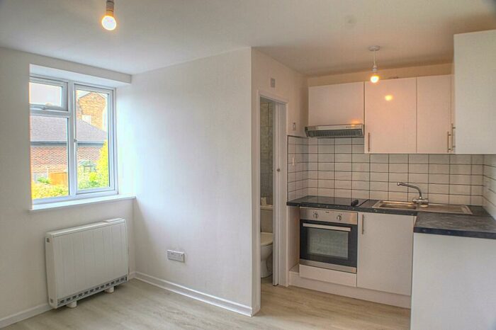 Apartment To Rent In Earlswood Road, Redhill, RH1