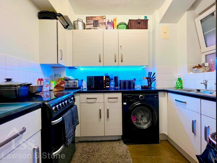 2 Bedroom Flat To Rent In New Park Road, London SW2