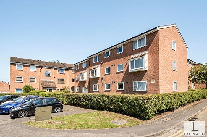 2 Bedroom Flat To Rent In Aylsham Drive, Ickenham, UB10
