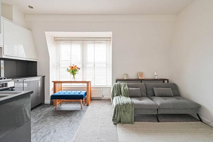 1 Bedroom Flat For Sale In Hampden Road, Harringay, London, N8