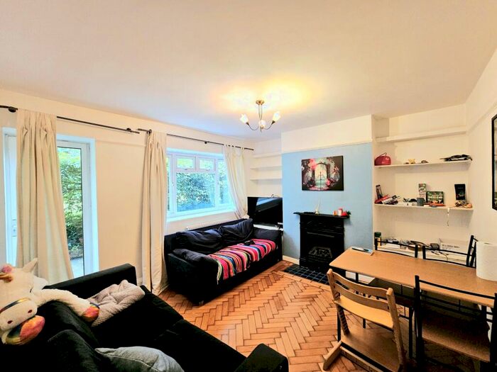 3 Bedroom Flat To Rent In South Close, Highgate, N6