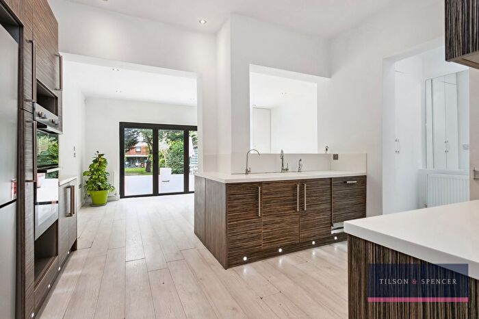 3 Bedroom Town House To Rent In Hall Lane, Chingford, London, E4